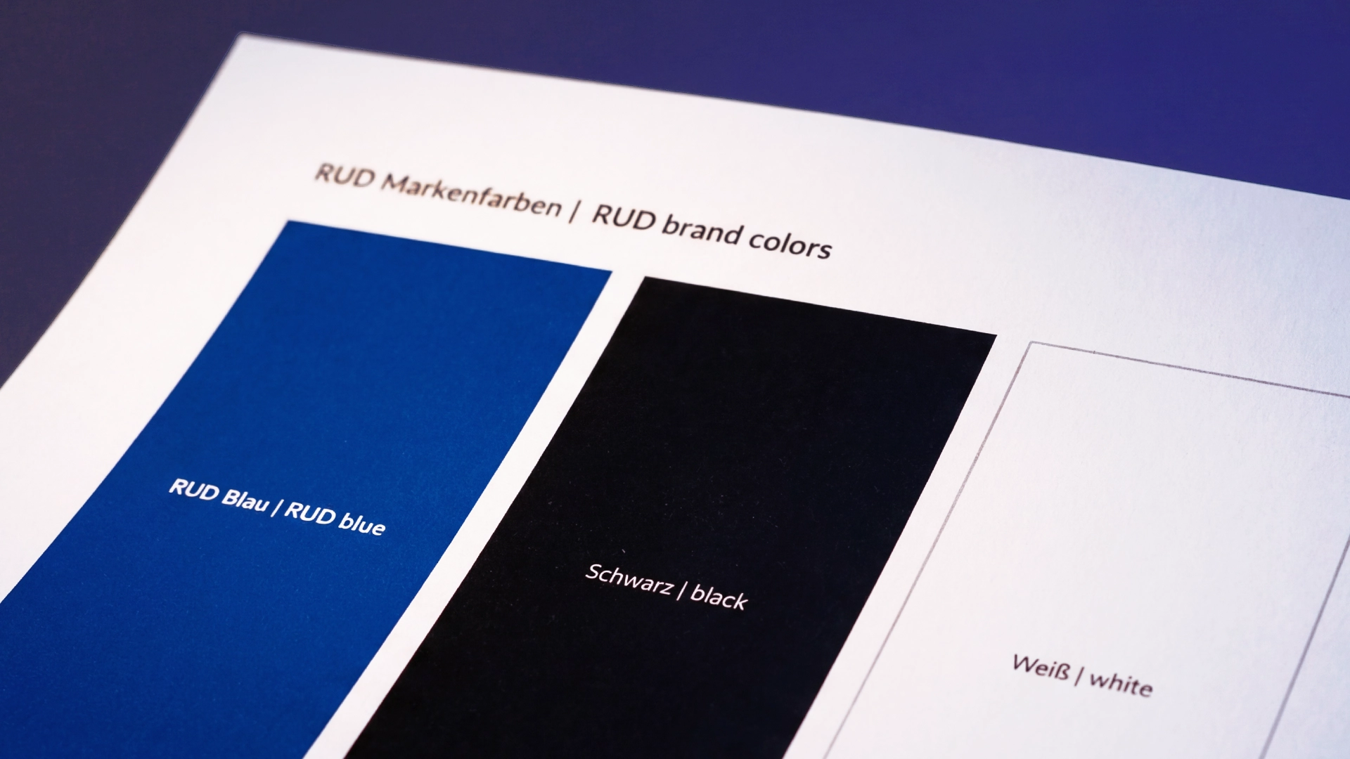 RUD Case Study – Corporate-Design-Seite mit den RUD-Markenfarben Blau, Schwarz und Weiß – Fotografie von LässingMüller