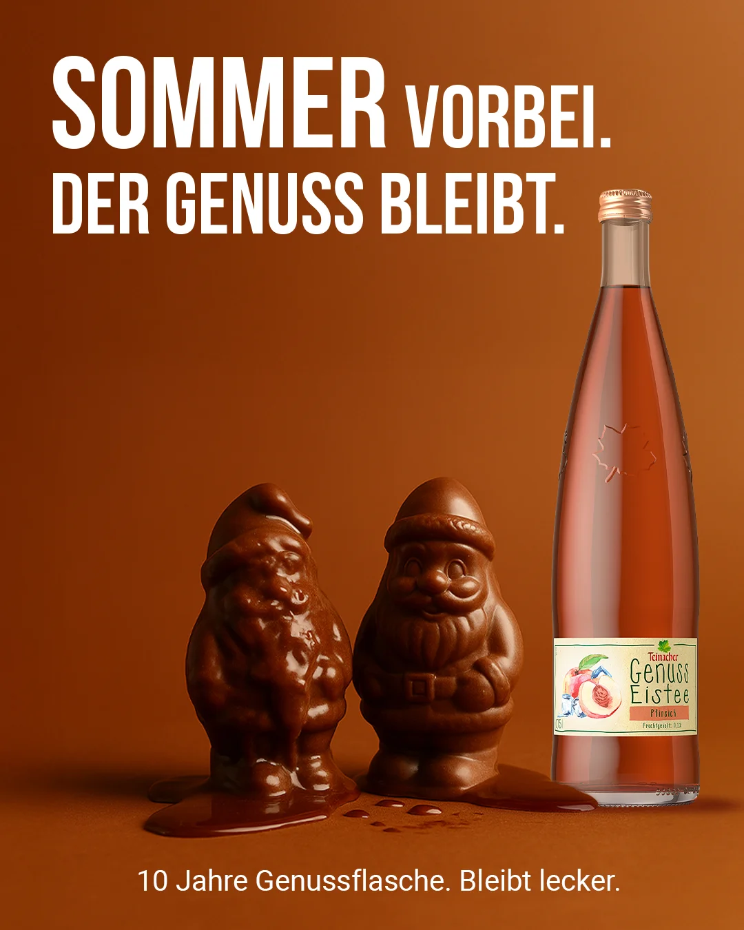 Teinacher-Kampagnenmotiv 'Sommer vorbei – der Genuss bleibt': zwei schmelzende Schokoladen-Weihnachtsmänner neben einer Flasche Teinacher Genuss Eistee Pfirsich vor braunem Hintergrund