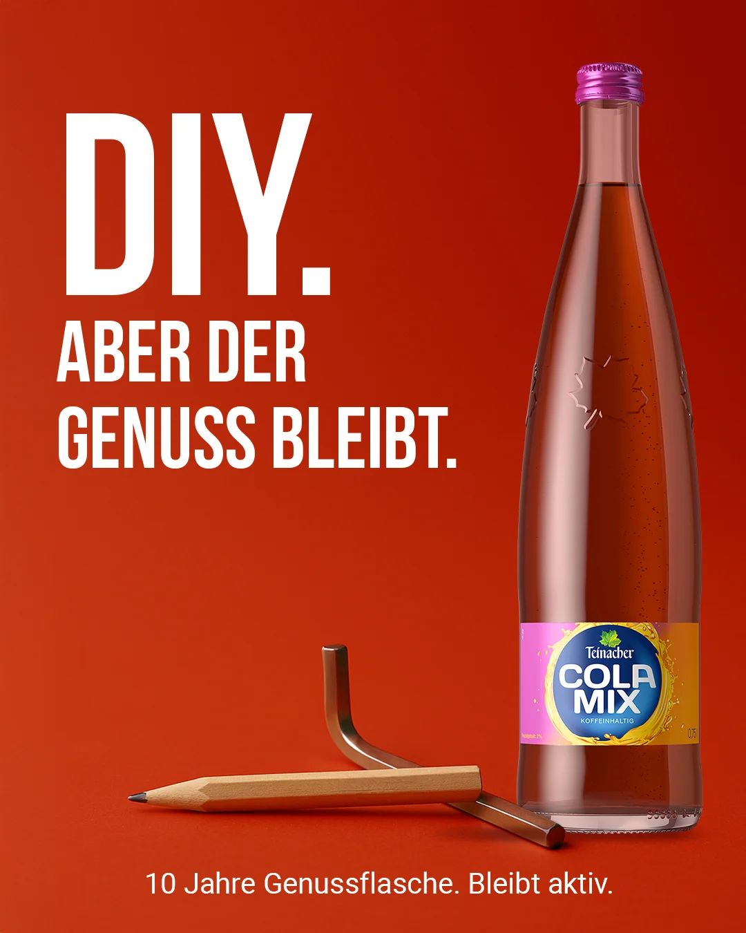 Teinacher-Kampagnenmotiv 'DIY – aber der Genuss bleibt': zerbrochener Bleistift neben einer Flasche Teinacher Cola Mix vor rotem Hintergrund