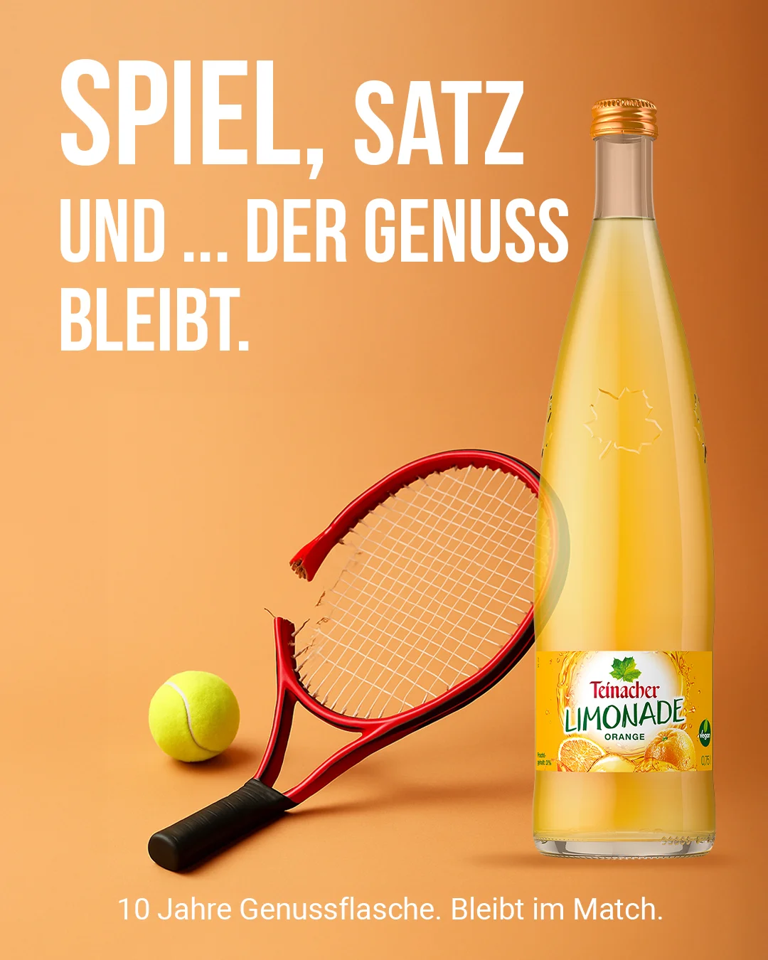 Teinacher-Kampagnenmotiv 'Spiel, Satz und ... der Genuss bleibt': kaputter Tennisschläger und Tennisball neben einer Flasche Teinacher Limonade Orange vor orangem Hintergrund