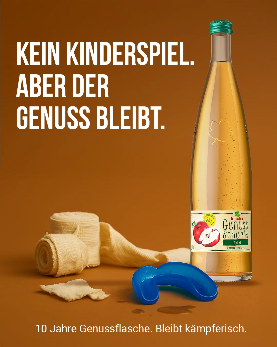 Teinacher-Kampagnenmotiv 'Kein Kinderspiel – aber der Genuss bleibt': Verbandsmaterial und ein Beißring neben einer Flasche Teinacher Genuss Schorle Apfel vor braunem Hintergrund