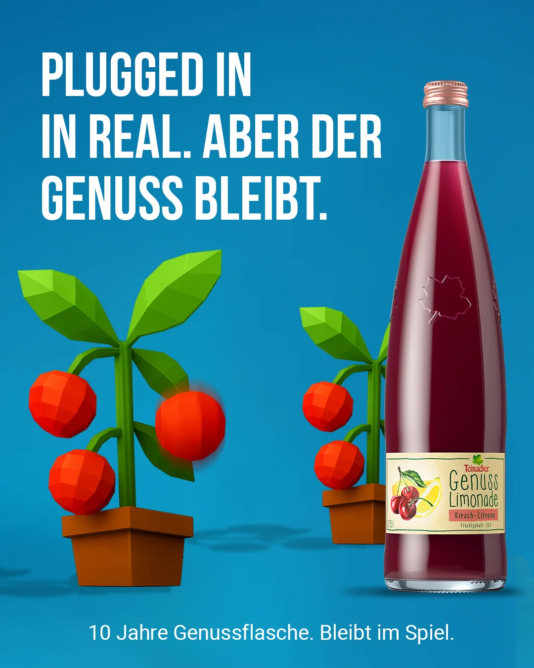 Teinacher-Kampagnenmotiv 'Plugged in in real – aber der Genuss bleibt': zwei niedrigpolygonale 3D-Tomatenpflanzen neben einer Flasche Teinacher Genuss Limonade Kirsch-Zitrone vor blauem Hintergrund