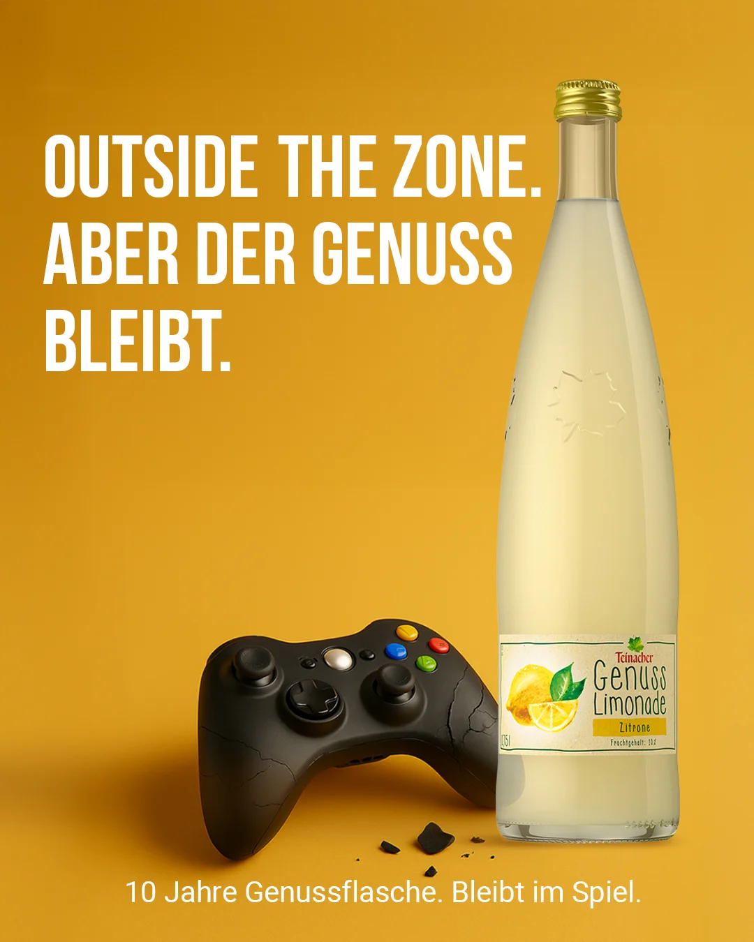 Teinacher-Kampagnenmotiv 'Outside the zone – aber der Genuss bleibt': kaputter Gaming-Controller neben einer Flasche Teinacher Genuss Limonade Zitrone vor gelbem Hintergrund