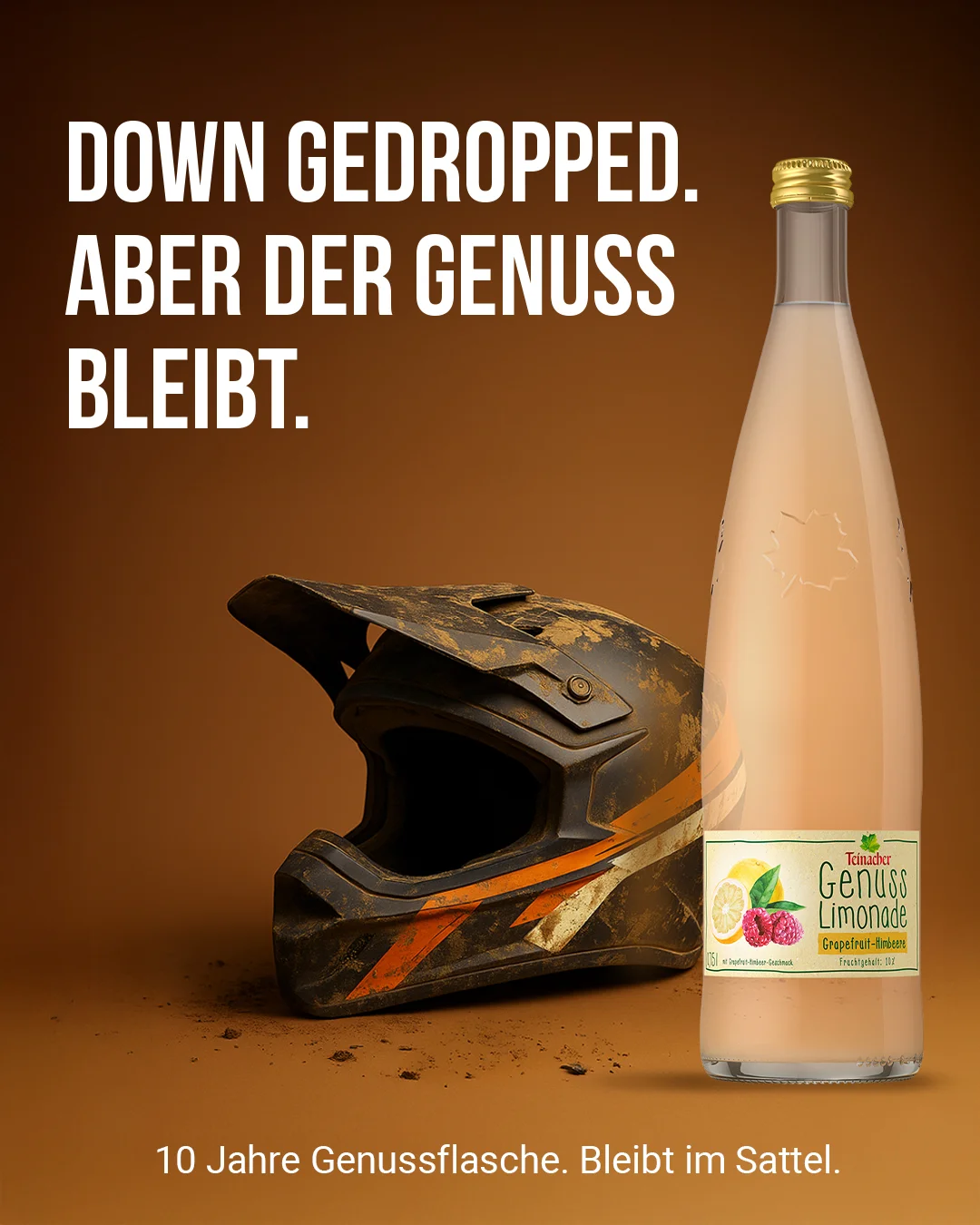 Teinacher-Kampagnenmotiv 'Down gedropped – aber der Genuss bleibt': schmutziger Motocross-Helm neben einer Flasche Teinacher Genuss Limonade Grapefruit-Himbeere vor braunem Hintergrund