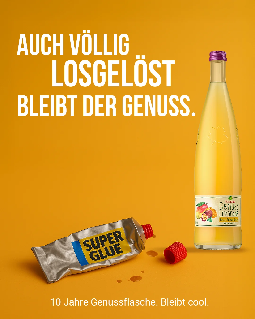 Teinacher-Kampagnenmotiv 'Auch völlig losgelöst bleibt der Genuss': aufgerissene Sekundenkleber-Tube neben einer Flasche Teinacher Genuss Limonade Mango-Passionsfrucht-Orange vor gelbem Hintergrund