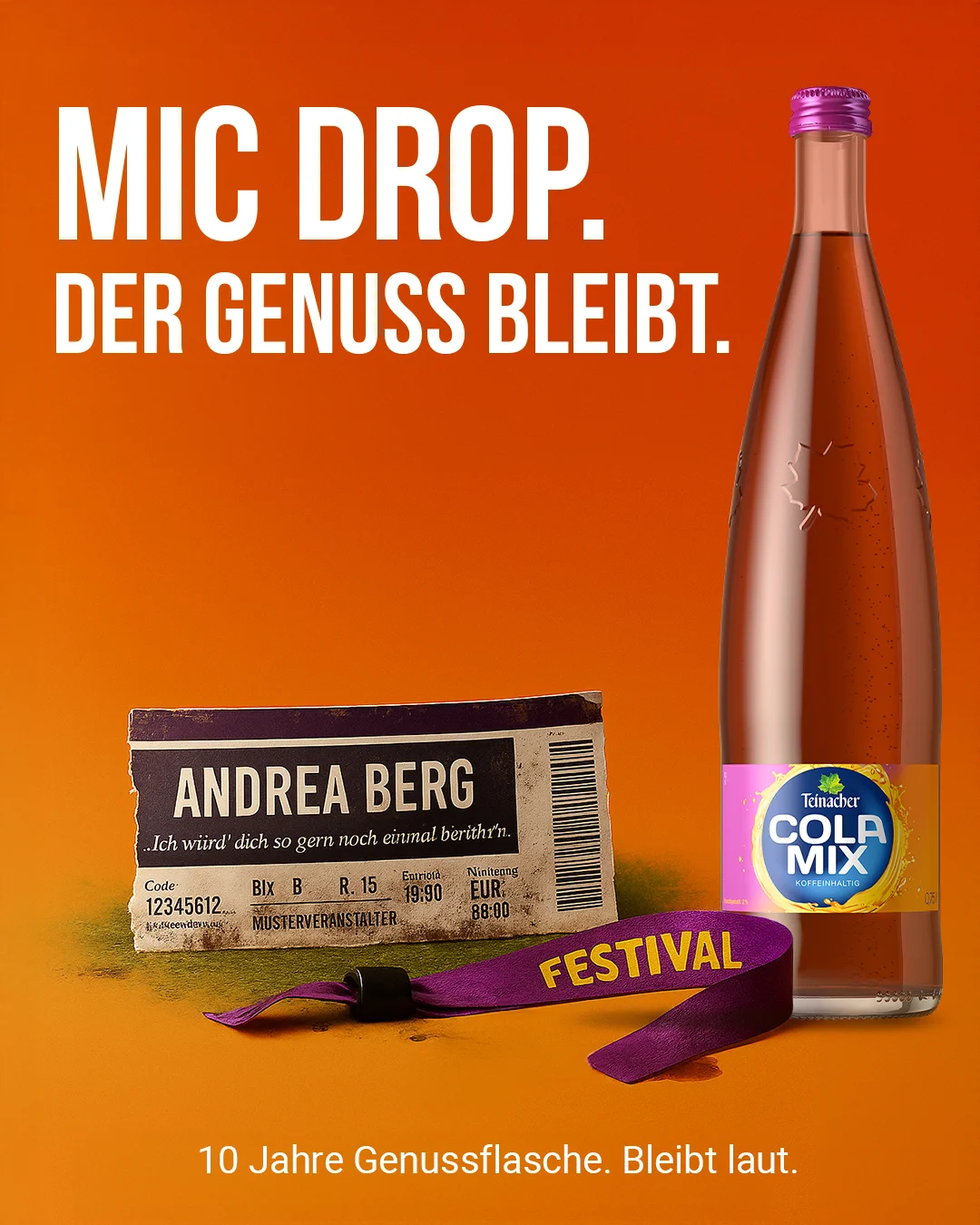 Teinacher-Kampagnenmotiv 'Mic Drop – der Genuss bleibt': Konzertticket 'Andrea Berg' und Festival-Armband neben einer Flasche Teinacher Cola Mix vor orangem Hintergrund