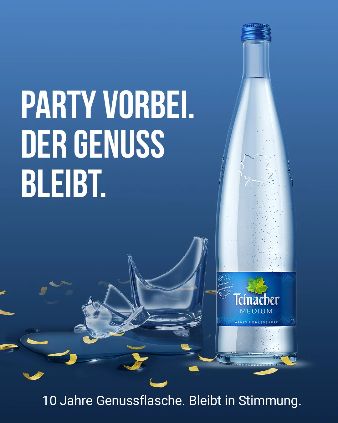 Teinacher-Kampagnenmotiv 'Party vorbei – der Genuss bleibt': zerbrochenes Glas mit Konfetti neben einer Flasche Teinacher Medium vor blauem Hintergrund