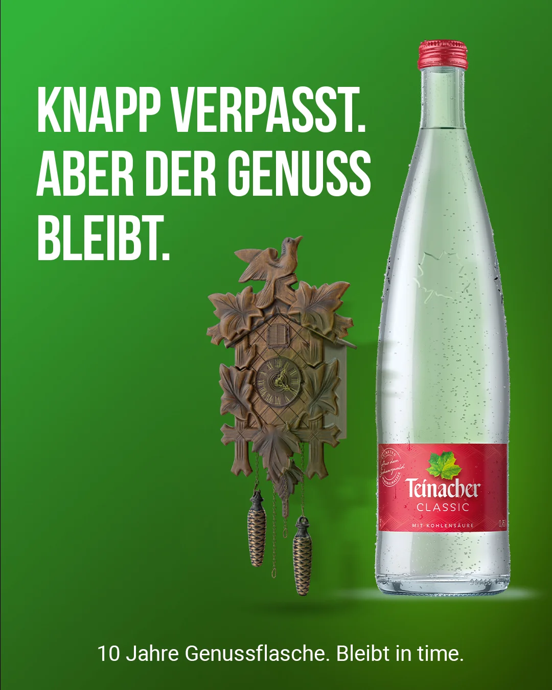 Teinacher-Kampagnenmotiv 'Knapp verpasst – aber der Genuss bleibt': Kuckucksuhr neben einer Flasche Teinacher Classic vor grünem Hintergrund