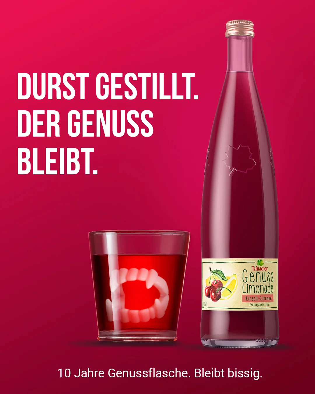 Teinacher-Kampagnenmotiv 'Durst gestillt – der Genuss bleibt': Glas mit sichtbarem Gebiss darin neben einer Flasche Teinacher Genuss Limonade Kirsch-Zitrone vor pinkem Hintergrund
