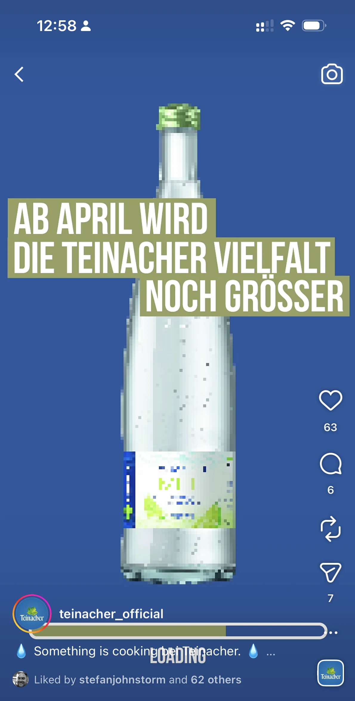 Screenshot einer Instagram-Story von teinacher_official: zunehmend schärfer werdende Ansicht einer Flasche vor blauem Hintergrund, Text 'Ab April wird die Teinacher Vielfalt noch größer