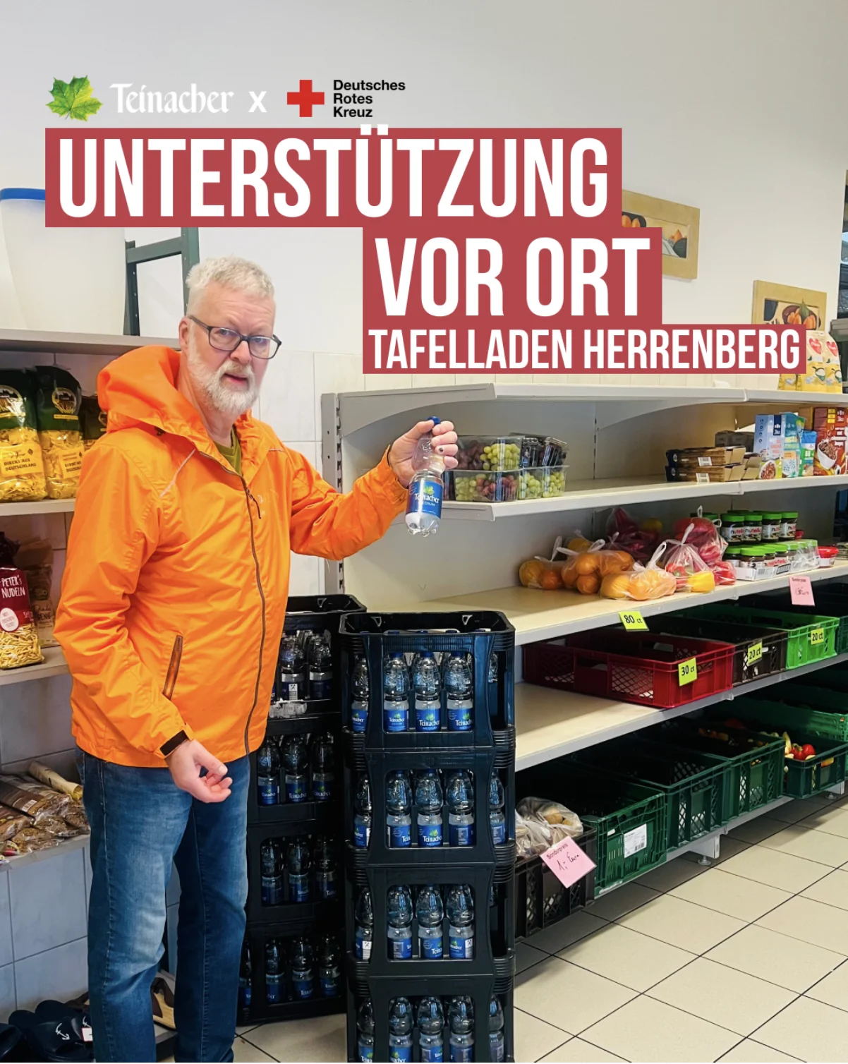 Teinacher x Deutsches Rotes Kreuz: ein Mann in oranger Jacke hält eine Flasche Teinacher Mineralwasser hoch, daneben gestapelte Kisten mit Teinacher-Flaschen im Tafelladen Herrenberg, Überschrift 'Unterstützung vor Ort – Tafelladen Herrenberg