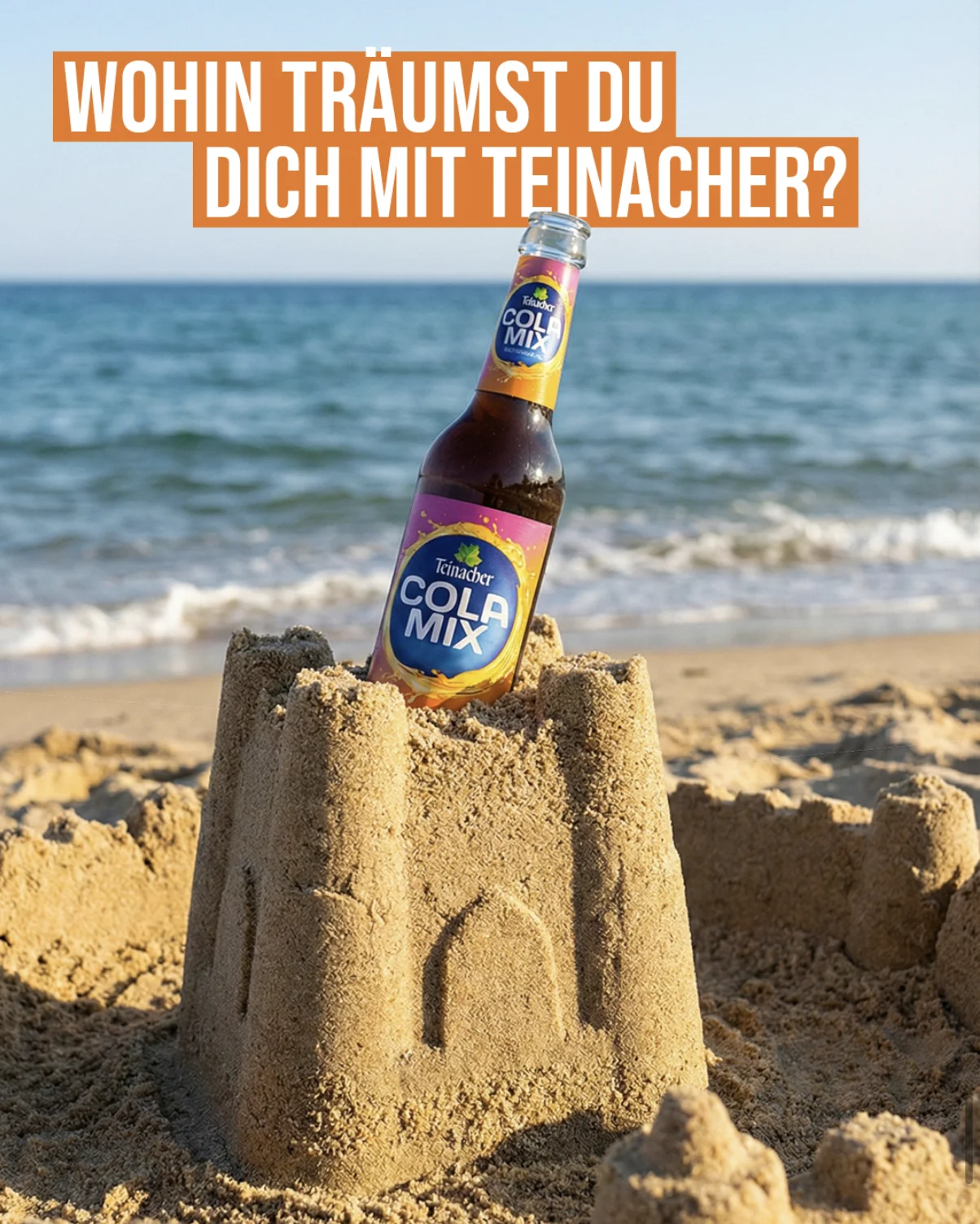 Flasche Teinacher Cola Mix steckt in einer Sandburg am Strand vor dem Meer, Frage 'Wohin träumst du dich mit Teinacher?