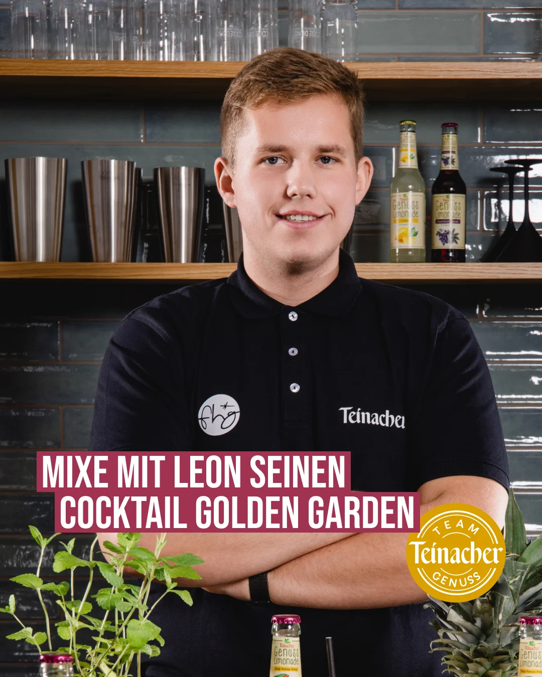 Teinacher-Mitarbeiter Leon steht hinter der Bar mit verschränkten Armen, Bildtext 'Mixe mit Leon seinen Cocktail Golden Garden', im Hintergrund Barregale mit Shaker-Bechern und Teinacher-Flaschen