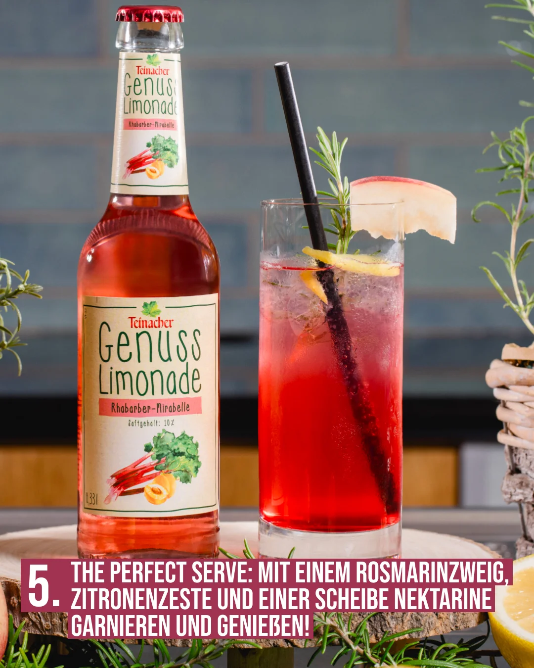 Cocktail-Rezept 'The Perfect Serve': Teinacher Genuss Limonade Rhabarber-Mirabelle neben einem Glas mit rosafarbenem Drink, garniert mit Rosmarinzweig, Zitronenzeste und einer Nektarinenscheibe