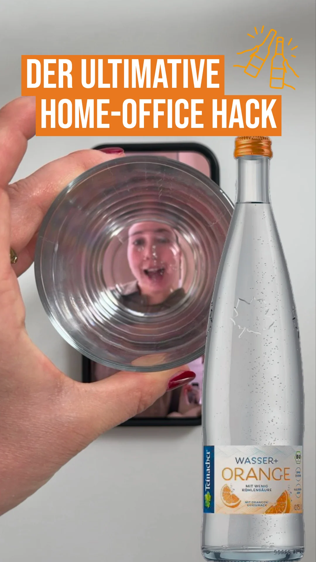 Reel-Vorschau 'Der ultimative Home-Office Hack': eine Hand hält ein Trinkglas vor ein Smartphone mit sichtbarem Gesicht, daneben eine Flasche Teinacher Wasser+ Orange