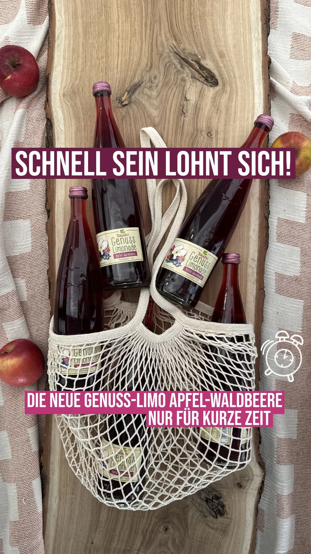 Vier Flaschen Teinacher Genuss Limonade Apfel-Waldbeere in einem Baumwollnetz auf einem Holzbrett, umgeben von Äpfeln, Hinweis 'Schnell sein lohnt sich! Die neue Genuss-Limo Apfel-Waldbeere nur für kurze Zeit